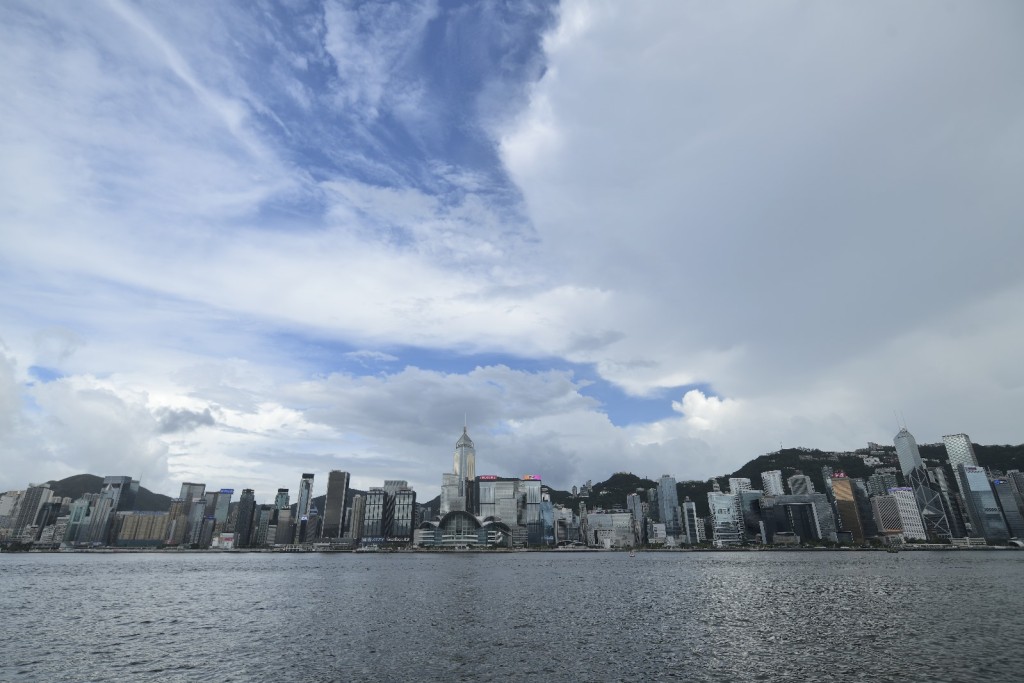 The Standard Chartered Hong Kong SME Leading Business Index dropped to 40.5 points for Q3. Figures below 50 indicate a negative outlook and those above 50 indicate a positive one. SING TAO