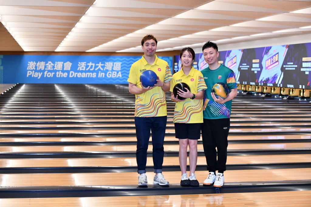 Michael Mak, Lee Wing-yan, and Wu Siu-hong get familiar with the lanes at Kai Tak Sports Park Bowling Centre. (Sing Tao)