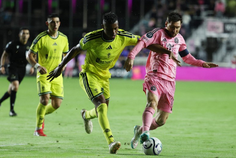 Lionel Messi battles for possession against Jeisson Palacios. AFP 