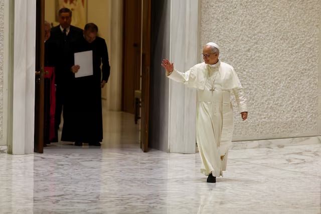 Pope Leo XIV gestures on the day of a general audience in the Paul VI hall at the Vatican, August 20, 2025. REUTERS/Ciro De Luca 