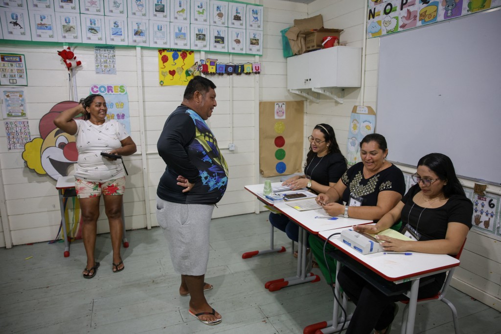 Brazilian voters at a polling station during presidential runoff election in Iranduba, October 25 (REUTERS)