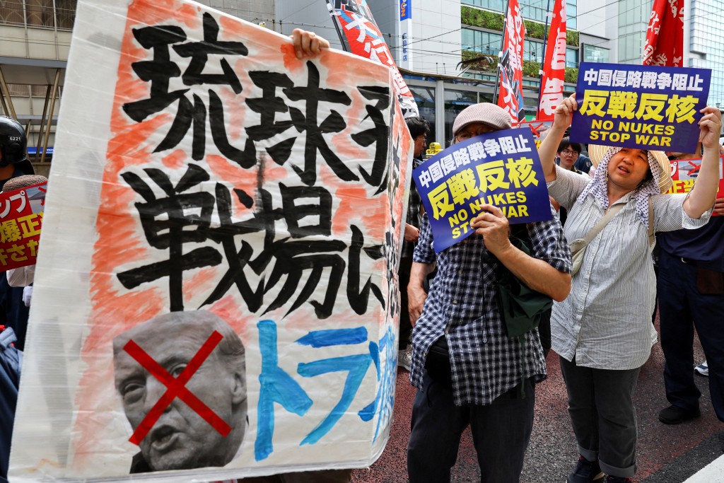 Anti-war and anti-nuclear protesters carrying a banner and signs march towards the Atomic Bomb Dome during the 80th Atomic Bombing Day anniversary in Hiroshima, western Japan, August 6, 2025. REUTERS/Kim Kyung-Hoon