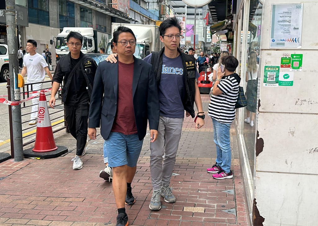 Derek Chu (left) was arrested in 2023 for allegedly selling Mandatory Provident Fund (MPF) products without holding an MPF intermediary license. Derek Chu (left) was arrested in 2023 for allegedly selling Mandatory Provident Fund (MPF) products without holding an MPF intermediary license.