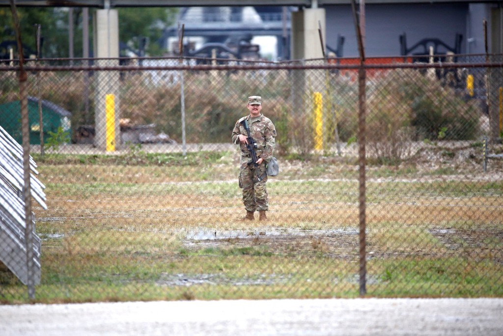  A Texas Army National Guard troops stands guard at the Army Reserve Training Center in Elwood, Illinois, after being deployed as part of the federal response to ongoing immigration enforcement operations, on October 7, 2025.  (Photo by OCTAVIO JONES / AFP)