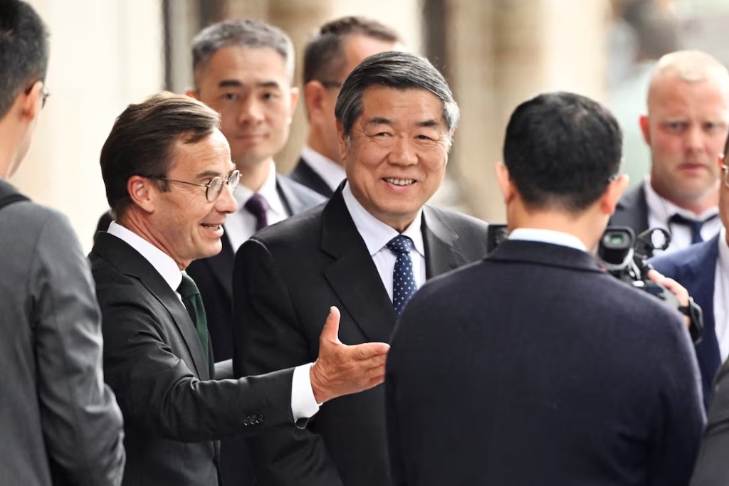  Swedish Prime Minister Ulf Kristersson greets Chinese Vice Premier He Lifeng at Rosenbad before trade talks between the U.S. and China in Stockholm, Sweden July 28, 2025. TT News Agency/Fredrik Sandberg via REUTERS 