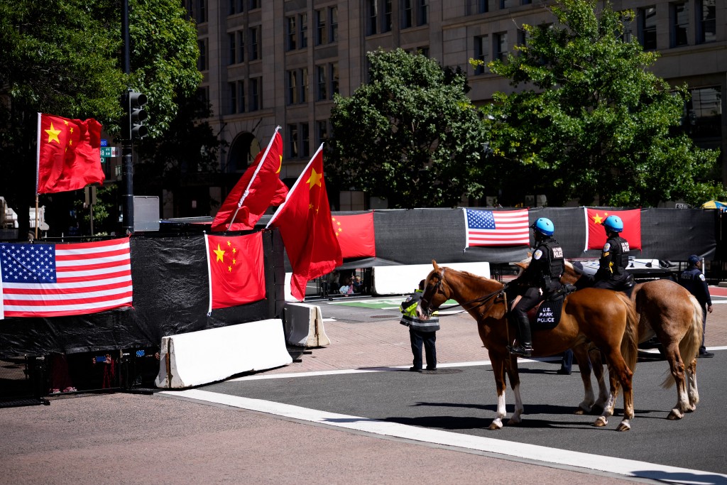 Mounted U.S. Park Police officers stand near protesters who are blocked from view as the motorcade for U.S. President Donald Trump and first lady Melania Trump returns to the White House after a visit of the National Archives Museum with President of China Xi Jinping and first lady of China Peng Liyuan on September 25, 2026 in Washington, DC.  Photo by ANDREW HARNIK / GETTY IMAGES NORTH AMERICA / GETTY IMAGES VIA AFP