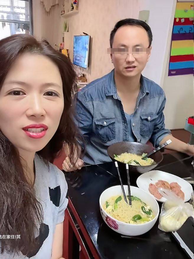 Niu gained her popularity via the online posts exposing her husband's infidelity.