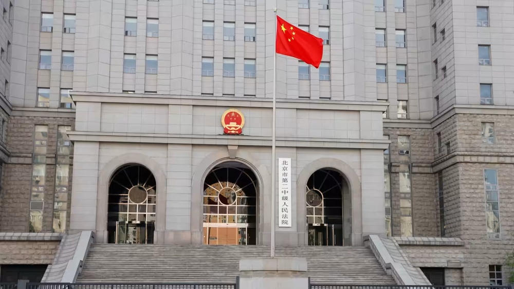 A Chinese national flag waves outside the Beijing No. 2 Intermediate People's Court where Australian writer Yang Hengjun faced trial on espionage charges in May 2021. © Reuters A Chinese national flag waves outside the Beijing No. 2 Intermediate People's Court where Australian writer Yang Hengjun faced trial on espionage charges in May 2021. © Reuters