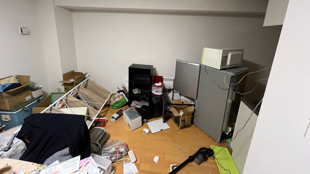 Netizens from Hachinohe City uploaded images of their homes with items toppled after the earthquake. x@@koreanadeshiko