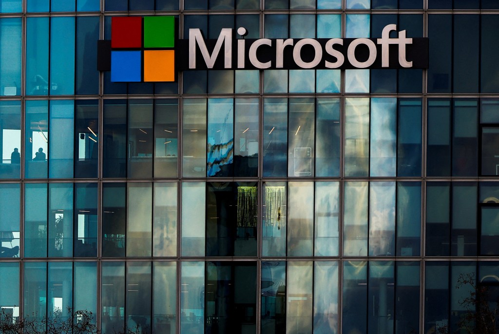  A view shows a Microsoft logo at Microsoft offices in Issy-les-Moulineaux near Paris, France, January 9, 2025. REUTERS/Gonzalo Fuentes/File Photo