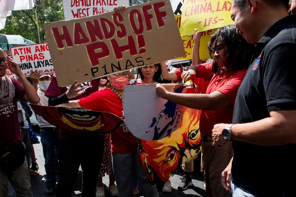 Filipino activists hold a protest condemning China's actions during an encounter in the disputed waters of the South China Sea, outside of the Chinese Consulate in Makati City, Metro Manila, Philippines, April 9, 2024. (Reuters) Filipino activists hold a protest condemning China's actions during an encounter in the disputed waters of the South China Sea, outside of the Chinese Consulate in Makati City, Metro Manila, Philippines, April 9, 2024. (Reuters)