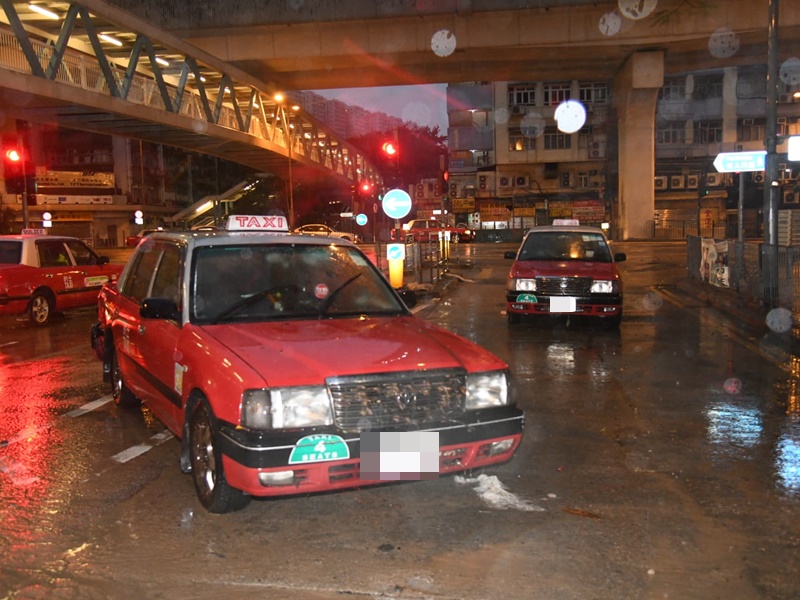 Severe flooding floated a security company's vehicle and a taxi at Tsui Ping Road in Kwun Tong. 