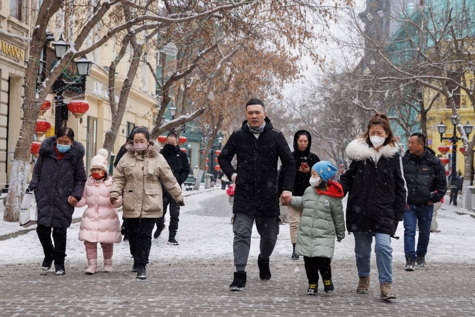 People walk with children in a pedestrian street in Harbin, Heilongjiang Province, China, February 10, 2023. REUTERS/Thomas Peter/file photo People walk with children in a pedestrian street in Harbin, Heilongjiang Province, China, February 10, 2023. REUTERS/Thomas Peter/file photo