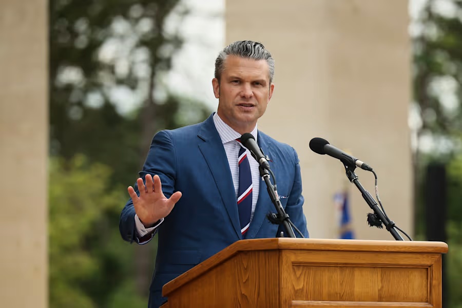 El secretario de Defensa de Estados Unidos, Pete Hegseth, pronuncia un discurso en el cementerio de Estados Unidos para conmemorar el 81er aniversario del Da D, el viernes 6 de junio de 2025, en Colleville-sur-Mer, Normanda. (AP Foto/Thomas Padilla) (Thomas Padilla, Copyright 2025 The Associated Press. All rights reserved.)