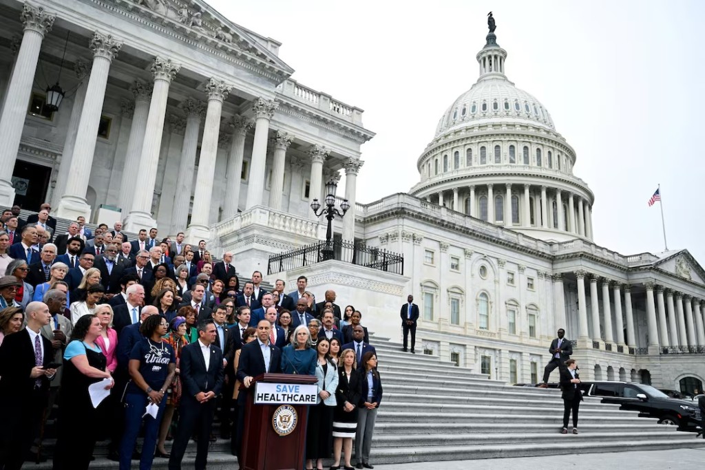 U.S. House Minority Leader Hakeem Jeffries (D-NY) and other Democratic House members hold a press conference on the House Steps a day before a partial government shutdown is set to take effect on Capitol Hill in Washington, D.C., U.S., September 30, 2025. REUTERS/Annabelle Gordon TPX IMAGES OF THE DAY