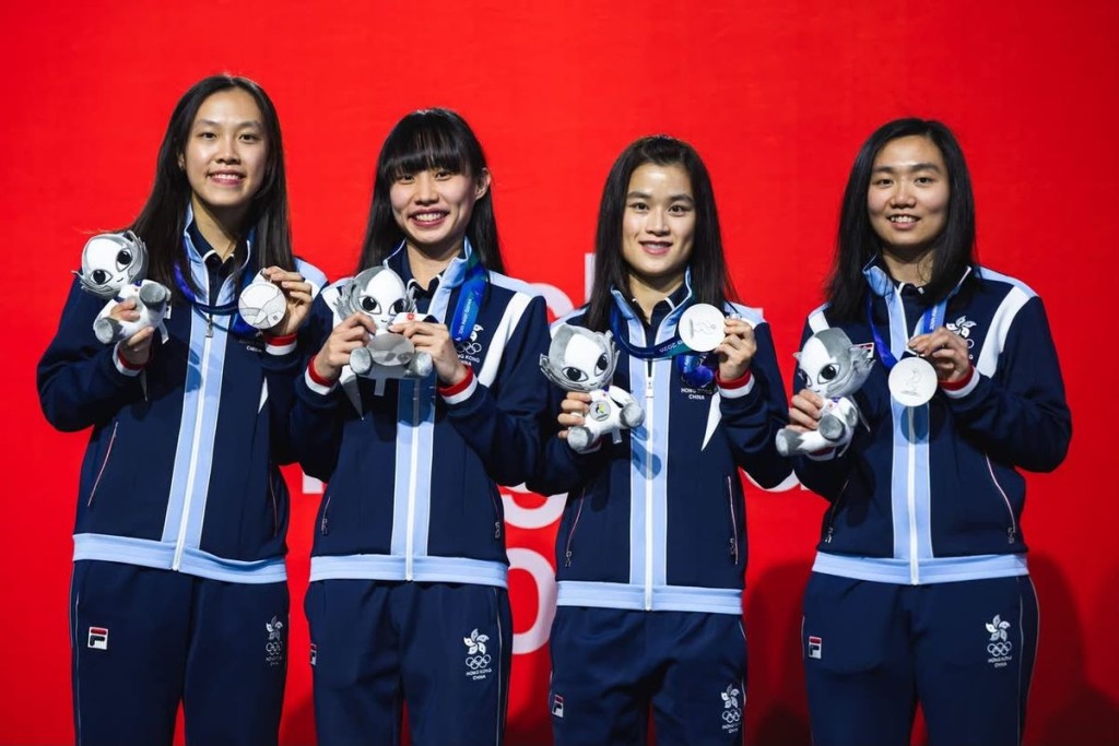 Toby Tse Yee-lam (left), a Year 4 student in Physical Education, Exercise Science and Health admitted through the Student-Athlete Learning Support and Admission Scheme (SALSA), and Lee Ka-yi (second from right), an alumna of the MSc in Sports Medicine and Health Science programme, win silver in the women’s squash team. Tse also wins silver in the mixed doubles