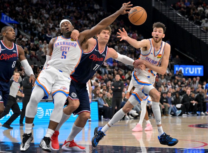 Thunder guard Luguentz Dort, left, and Chet Holmgren vie with LA’s Brook Lopez. REUTERS 