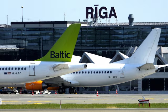AirBaltic aircraft Airbus A220-300 and Air Horizont aircraft Boeing 737-4Q8 at Riga International Airport, Latvia July 21, 2022. REUTERS/Ints Kalnins/File Photo 
