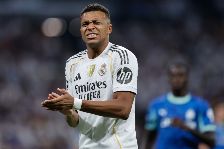 Kylian Mbappe was diagnosed with a sprain in his left knee. AFP 