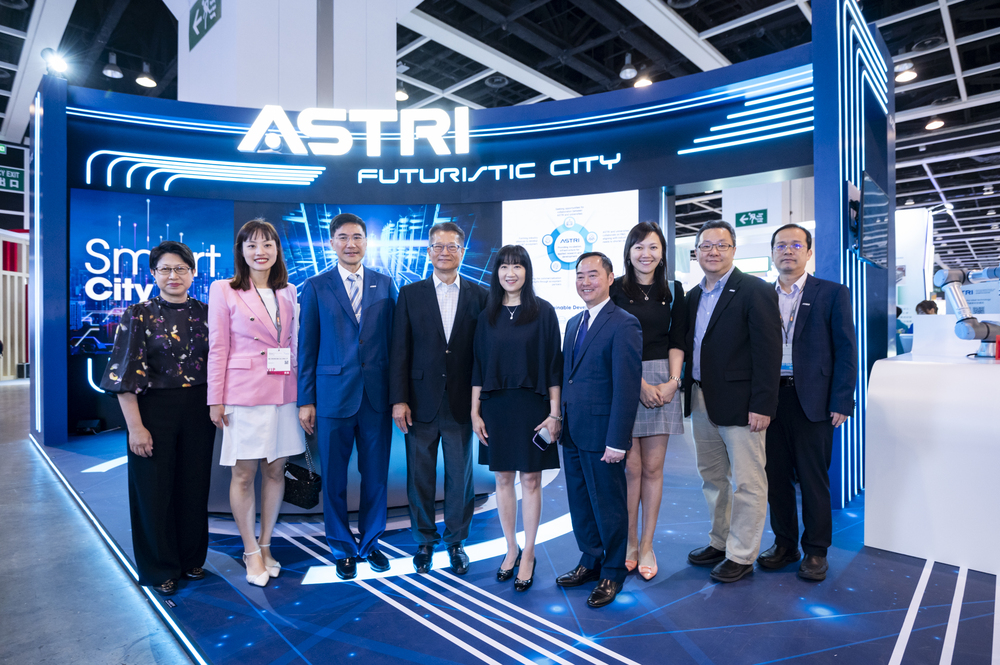 ASTRI’s innovative technologies showcasing at InnoEX received overwhelming response. Dr Denis Yip, CEO, ASTRI (third from left) welcomes Mr Paul Chan, Financial Secretary (fourth from left), at the expo