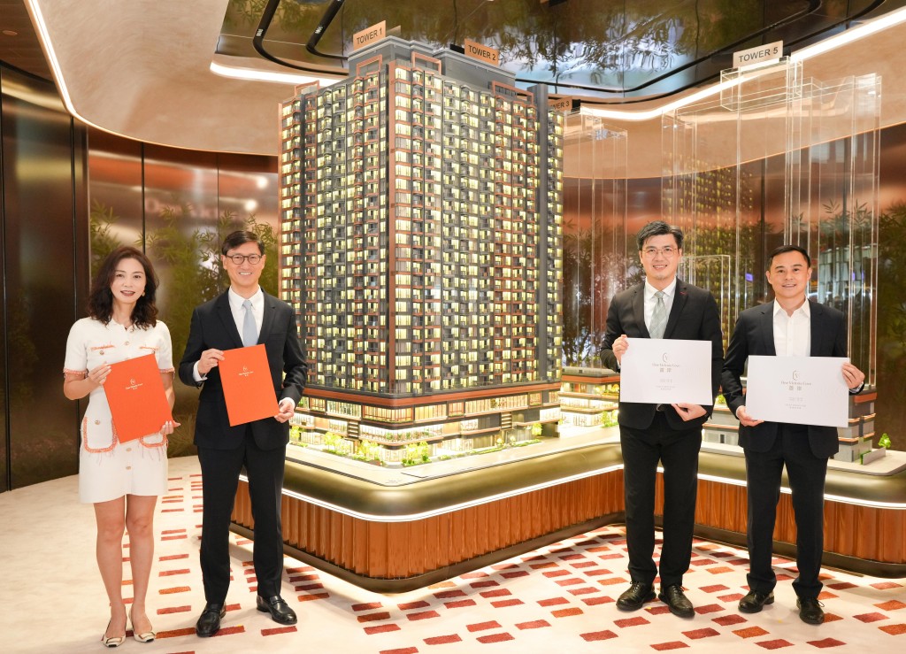 Mark Hahn(second left)