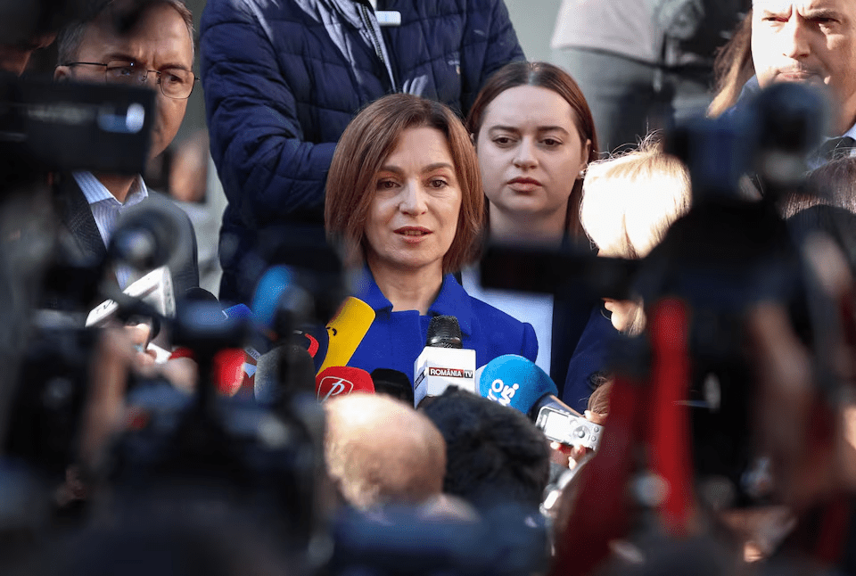  Moldovan President Maia Sandu speaks after voting at a polling station during the country's parliamentary elections in Chisinau, Moldova September 28, 2025. REUTERS/Vladislav Culiomza