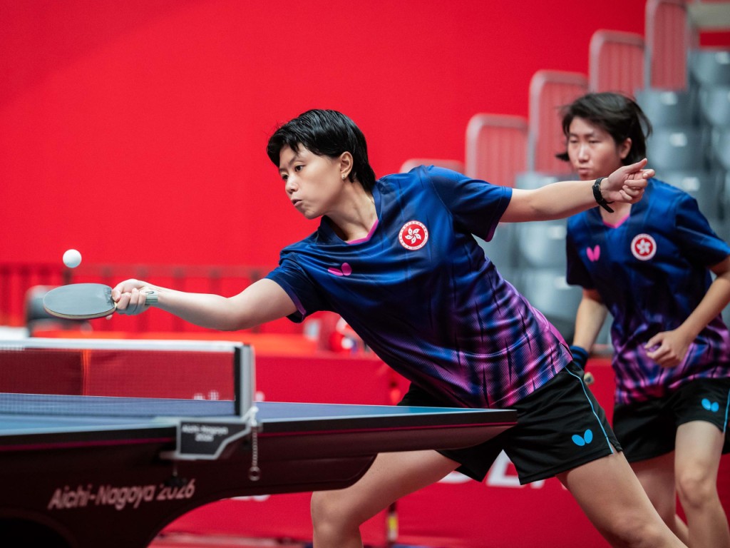 Ng Mui-wui, right, and Wong Ting-ting in action in the women's doubles WD22 event.  (China Hong Kong Paralympic Committee)