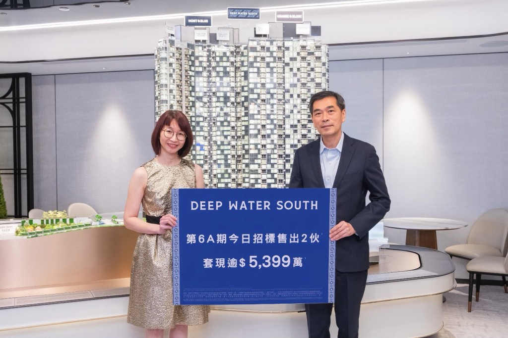 Wheelock Properties vice chairman and managing director Ricky Wong (right), Wheelock's assistant director Phoebe Yee (left). 