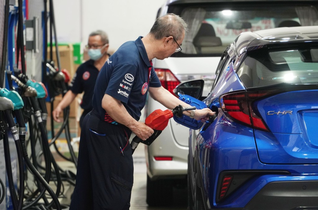 Hong Kong CPI rises 1.7 percent in April from a year ago.