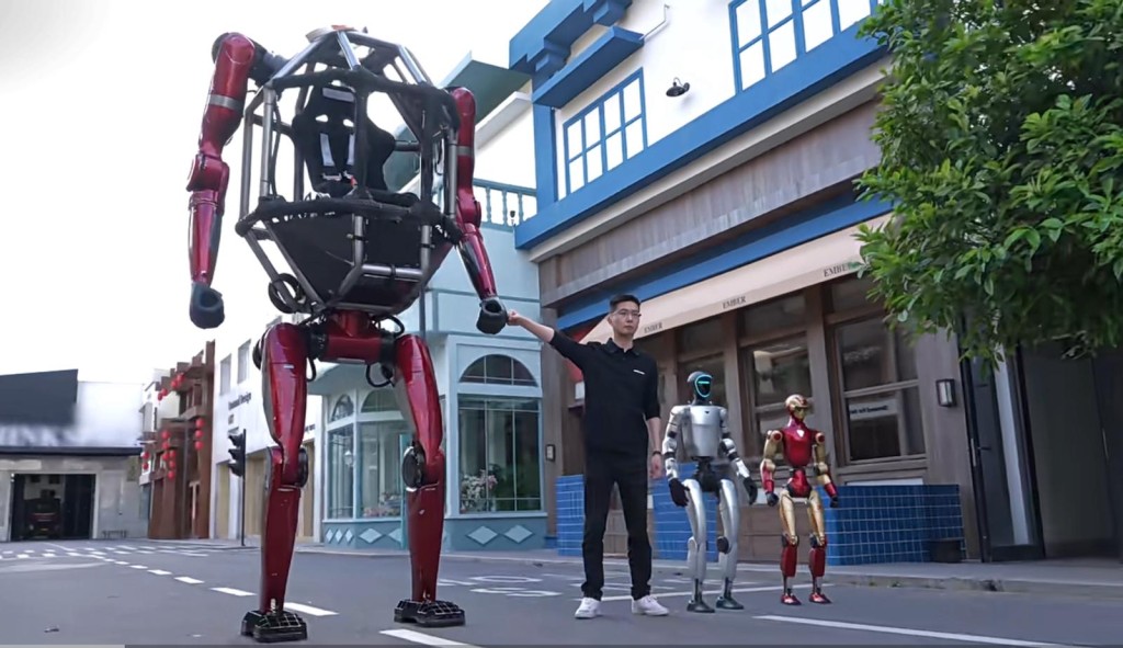 GD01 with founder Wang Xingxing and other humanoid robots. Screenshot from Unitree video