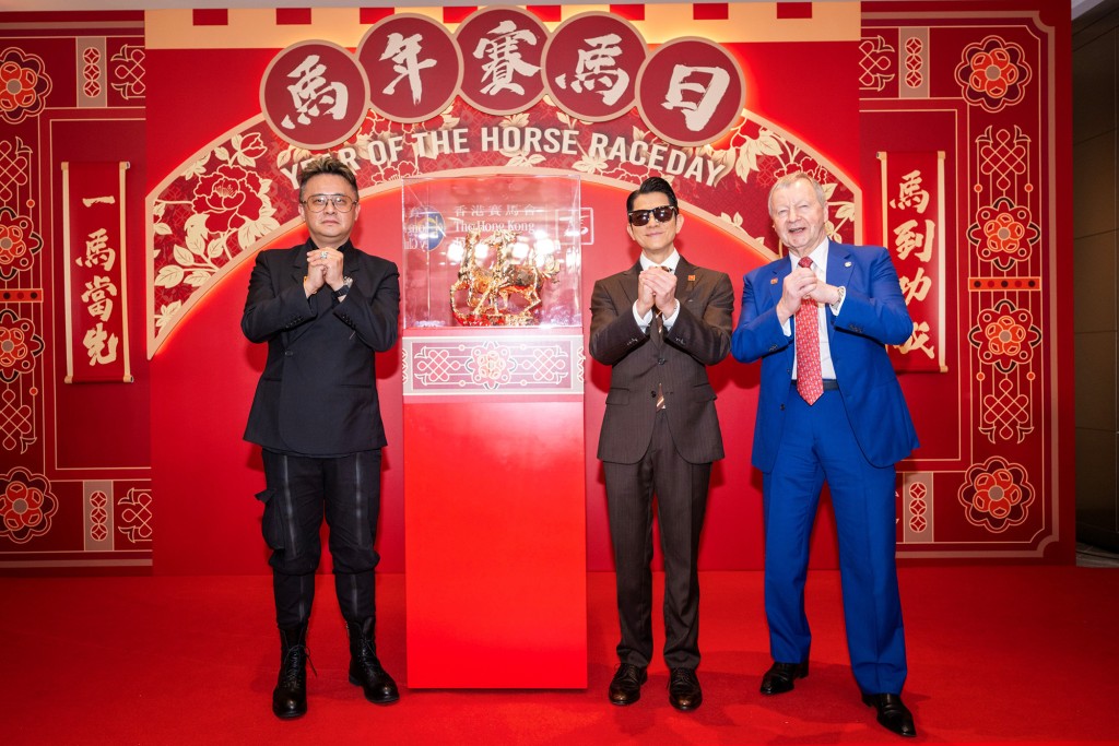 Winfried Engelbrecht-Bresges (right) joins the Club’s Year of the Horse Ambassador Aaron Kwok (middle) and renowned artist Simon Ma (left) to kick off the Harmonious Horse International Exhibition Tour. (HKJC)