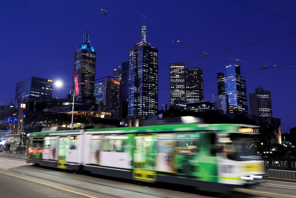  The city skyline is seen as a tram crosses the Princes Bridge at dusk in Melbourne, Victoria, Australia, February 4, 2020. REUTERS/Andrew Kelly/File Photo