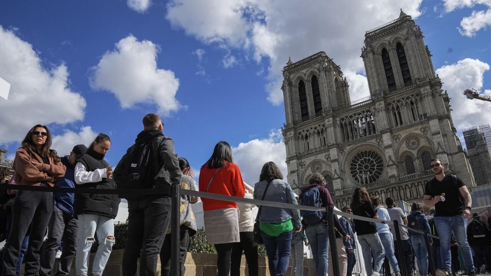 File photo: People line up to have a closer look at Notre-Dame cathedral as they visit the rebuilding site during Heritage Day in Paris, September 17, 2022. © Michel Euler, AP File photo: People line up to have a closer look at Notre-Dame cathedral as they visit the rebuilding site during Heritage Day in Paris, September 17, 2022. © Michel Euler, AP