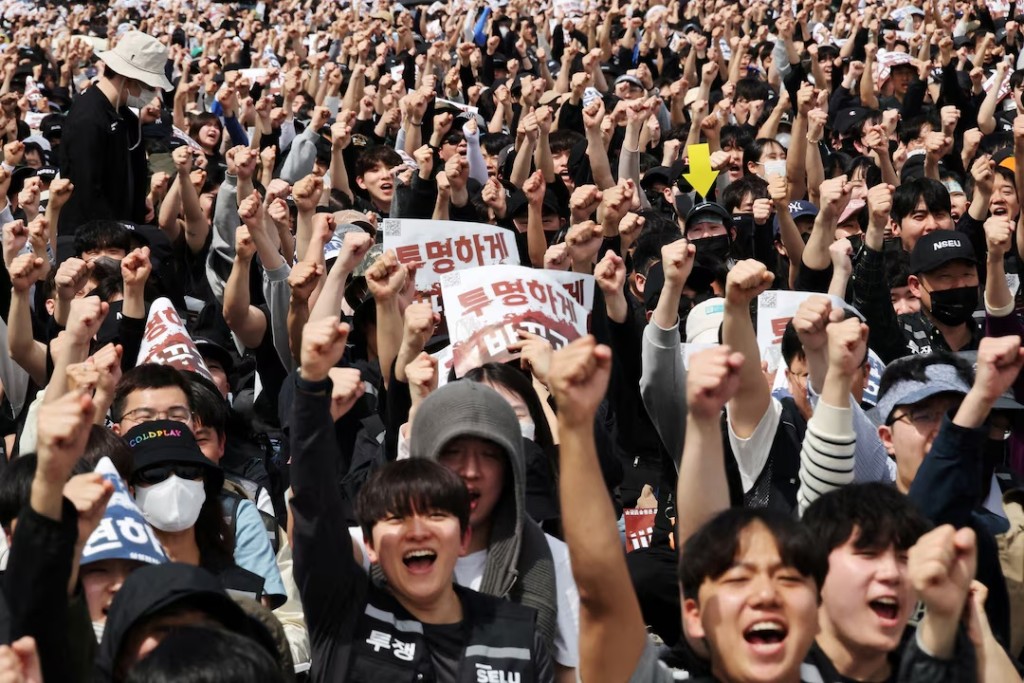 Samsung Electronics’ labour union members chant slogans during a protest against company’s compensation levels ahead of a planned lengthy strike in front of Samsung Electronics semiconductor plant in Pyeongtaek, South Korea, April 23, 2026. REUTERS/Kim Hong-Ji/File Photo 