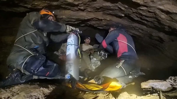 Rescue divers share the equipment usage guidelines with people trapped inside a cave during their rescue mission in Xaisomboun Province, Laos, in this screengrab obtained from a social media video released on May 30, 2026. Norrased Palasing/via REUTERS