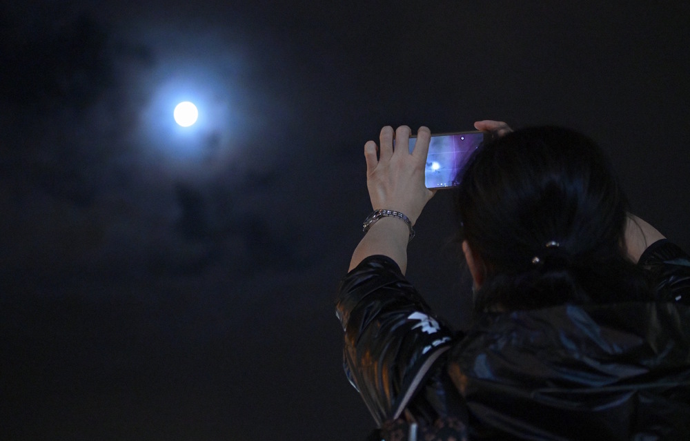 The observatory said the weather will mainly be fine tonight, ideal for moon watchers on the day following the Mid-Autumn Festival. The observatory said the weather will mainly be fine tonight, ideal for moon watchers on the day following the Mid-Autumn Festival.