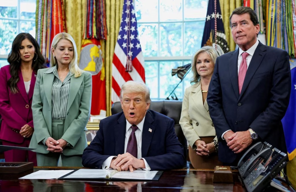 U.S. President Donald Trump, accompanied by U.S. Homeland Security Secretary Kristi Noem, U.S. Attorney General Pam Bondi, U.S. Senators Marsha Blackburn (R-TN) and Bill Hagerty (R-TN), speaks during an event to sign a memorandum to send federal resources to Memphis, Tennessee, for a surge against local crime, in the Oval Office at the White House in Washington, D.C., U.S., September 15, 2025. REUTERS/Jonathan Ernst 
