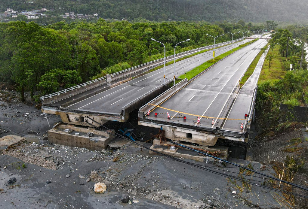 Part of the bridge over Mataian Creek is seen damaged after a barrier lake burst in Hualien on September 24, 2025. The bursting of the barrier lake in Taiwan killed at least 14 people, regional officials said on September 24 after Super Typhoon Ragasa pounded the island with torrential rains. (Photo by Taiwan's Central News Agency (CNA) / AFP) 