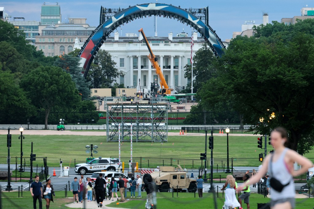 Construction continues on a temporary arena that will host the UFC Freedom 250 fight event in June on the South Lawn of the White House in Washington, D.C., U.S., May 27, 2026. REUTERS