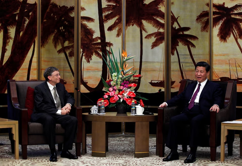 China's President Xi Jinping (R) speaks during a meeting with Microsoft founder Bill Gates at the Boao Forum for Asia (BFA) annual conference in Boao town, Hainan province April 8, 2013. REUTERS/Tyrone Siu/File Photo