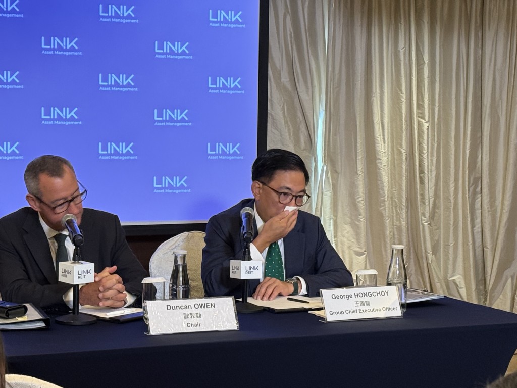 Link's outgoing CEO George Hongchoy, right, and chair Duncan Owen. SING TAO
