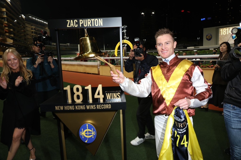 Zac Purton rings the ceremonial bell to celebrate passing Douglas Whyte's all-time record for most wins in Hong Kong (SING TAO) 