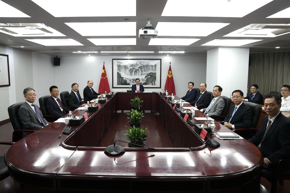 Xia Baolong presides over the first meeting of the Hong Kong and Macao Work Office of the CPC Central Committee. Xia Baolong presides over the first meeting of the Hong Kong and Macao Work Office of the CPC Central Committee.