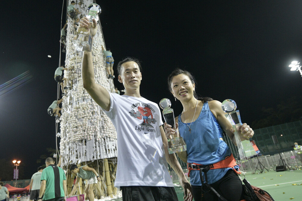 Chung Yuk-chuen (left) and Wong Ka-yan (right), the champions of this year's Bun Scrambling Final. 
