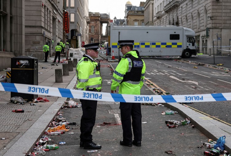 Police officers work at the scene of the crime. REUTERS 