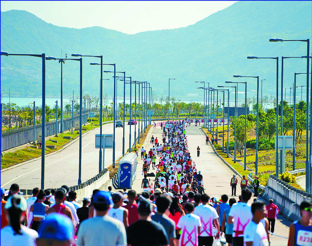From far left: Chow Yun-fat attracts attention, Geoffrey Kipchumba wins and cashes in, the pack takes on 
the bridge, and many answer the call of nature. SING TAO