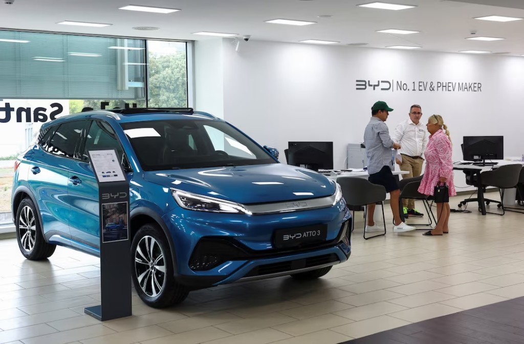  Customers speak with a salesman at a BYD dealership in Sant Cugat del Valles, near Barcelona, Spain, September 12, 2025. REUTERS/ Albert Gea