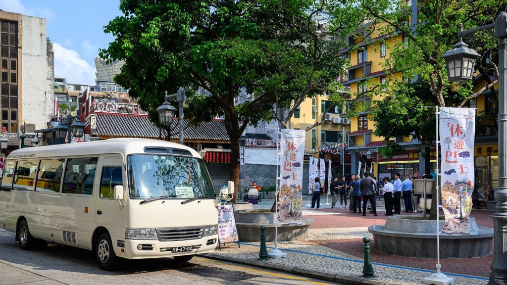 A Tourism and “Leisure” Bus stops near one of Macao’s local neighbourhoods, offering visitors an easy way to explore cultural landmarks, community streets and everyday city life. A Tourism and “Leisure” Bus stops near one of Macao’s local neighbourhoods, offering visitors an easy way to explore cultural landmarks, community streets and everyday city life.