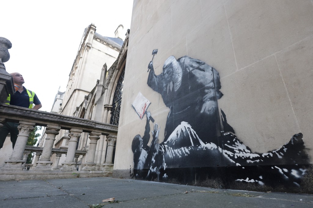 A new mural by anonymous artist Banksy on the Royal Courts of Justice in London, Britain, September 9, 2025. (Reuters)