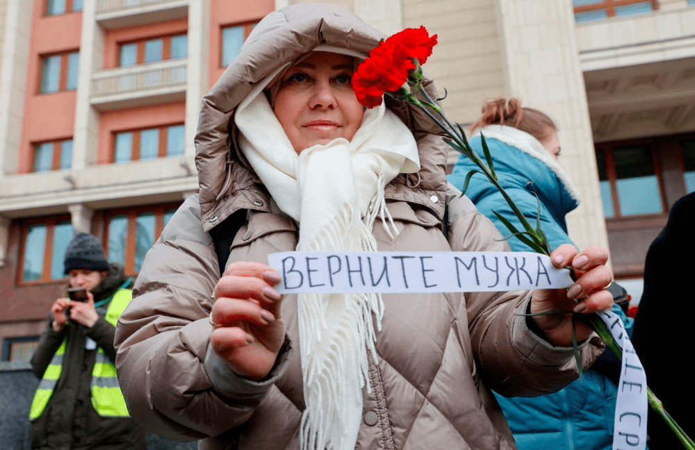The wife of a mobilised serviceman, who joined the Russian armed forces involved in a military campaign in Ukraine, comes together with members of the women's movement 'Way Home' to lay flowers at the Tomb of the Unknown Soldier by the Kremlin wall and to demand return of their husbands from Ukraine front, in Moscow, Russia, February 3, 2024. A slogan on the ribbon reads: 'Bring husband back'. REUTERS/Stringer The wife of a mobilised serviceman, who joined the Russian armed forces involved in a military campaign in Ukraine, comes together with members of the women's movement 'Way Home' to lay flowers at the Tomb of the Unknown Soldier by the Kremlin wall and to demand return of their husbands from Ukraine front, in Moscow, Russia, February 3, 2024. A slogan on the ribbon reads: 'Bring husband back'. REUTERS/Stringer